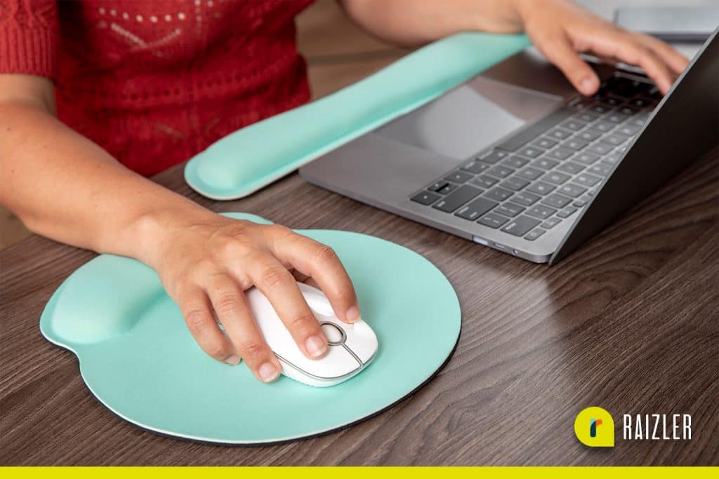 Mouse pad e apoio de teclado na mesa do escritório