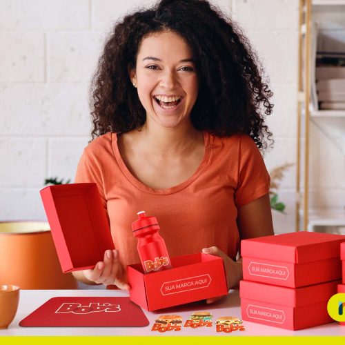 Mulher abrindo caixa com brindes personalizados