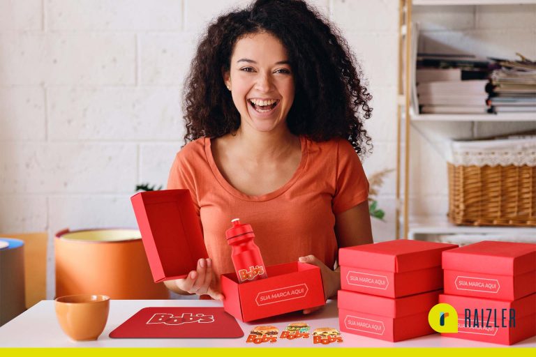 Mulher abrindo caixa com brindes personalizados