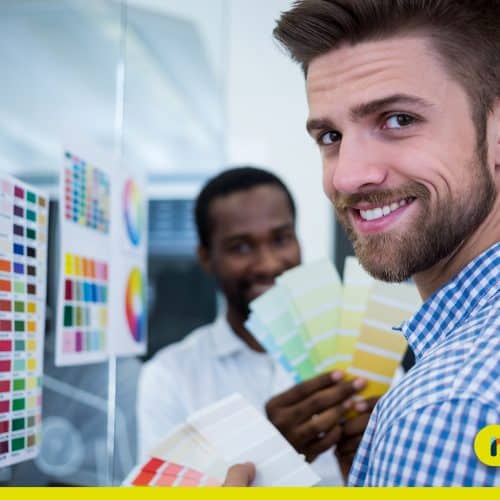 Dois Jovens Designers Gráfico trabalhando em Projeto