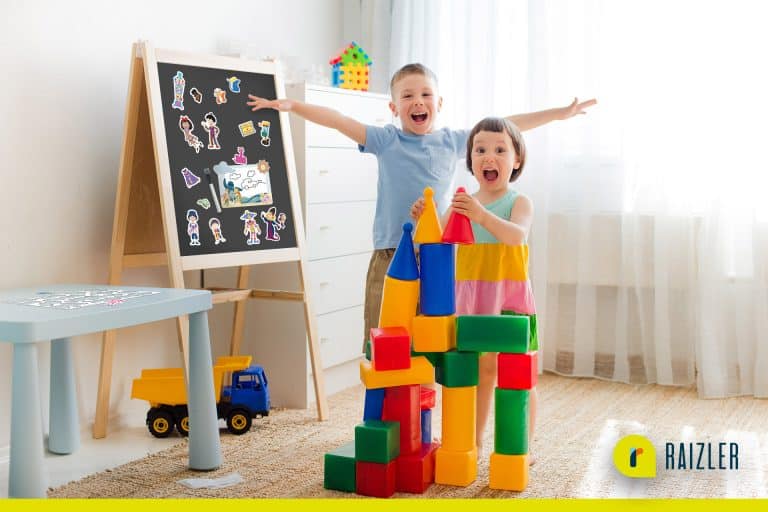 Crianças Brincando com Jogos Interativos