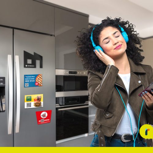 Mulher-dançando-ouvindo-música-depois-de-ler-QR-Code-no-ímã-de-Geladeira