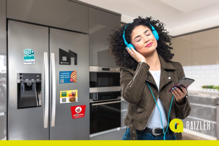 Mulher-dançando-ouvindo-música-depois-de-ler-QR-Code-no-ímã-de-Geladeira