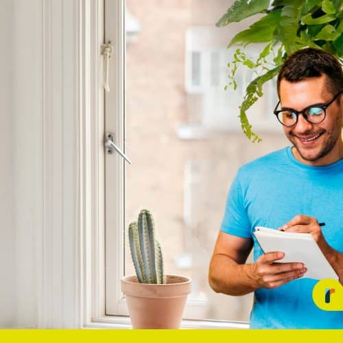 Homem escrevendo no caderno a sua rotina