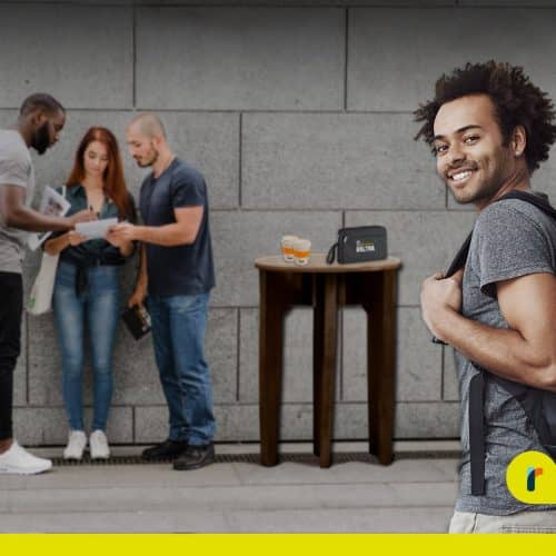 Jovem Chegando no seu trabalho e recebendo Kit de Onboarding