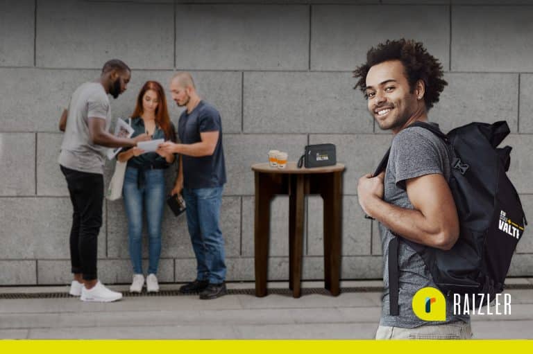 Jovem Chegando no seu trabalho e recebendo Kit de Onboarding