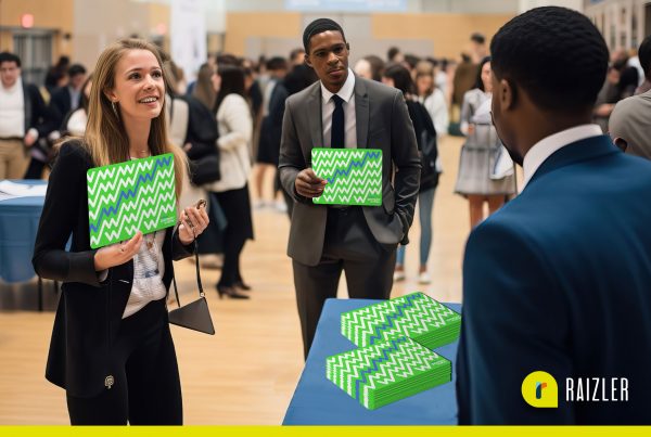 Pessoas recebendo Mouse Pad em Evento