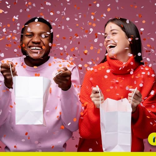 Clientes Alegres recebendo Brindes para o Final do Ano