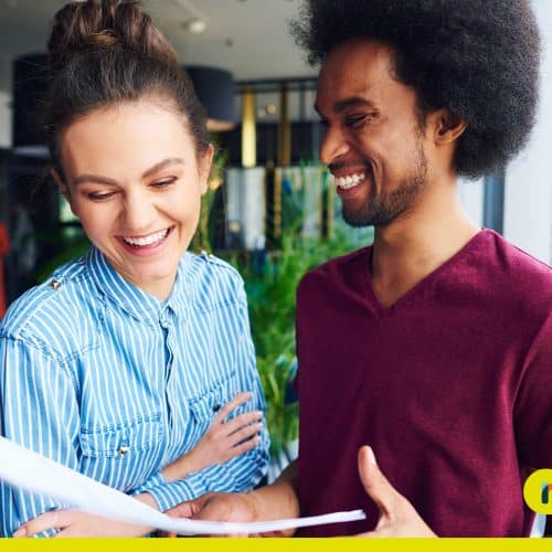 Equipe de Marketing vendo o orçamento de Marketing