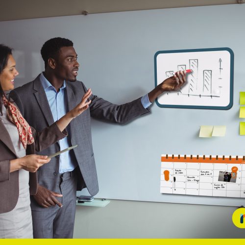 Equipe planejando campanhas de marketing