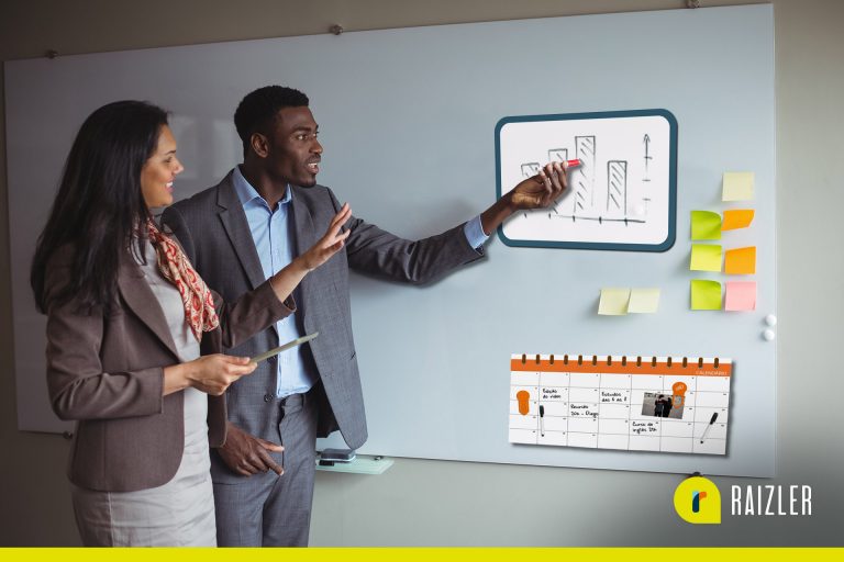 Equipe planejando campanhas de marketing