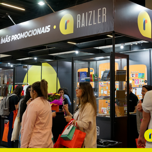 Pessoas em um evento procurando brindes personalizados