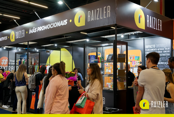 Pessoas em um evento procurando brindes personalizados