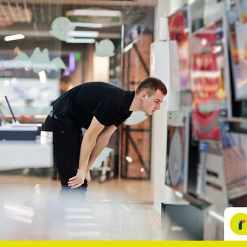 Homem olhando para algo que chamou a atenção no ponto de venda