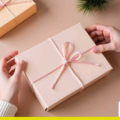 Pessoa colocando as mãos em uma caixa de presente de brindes personalizados